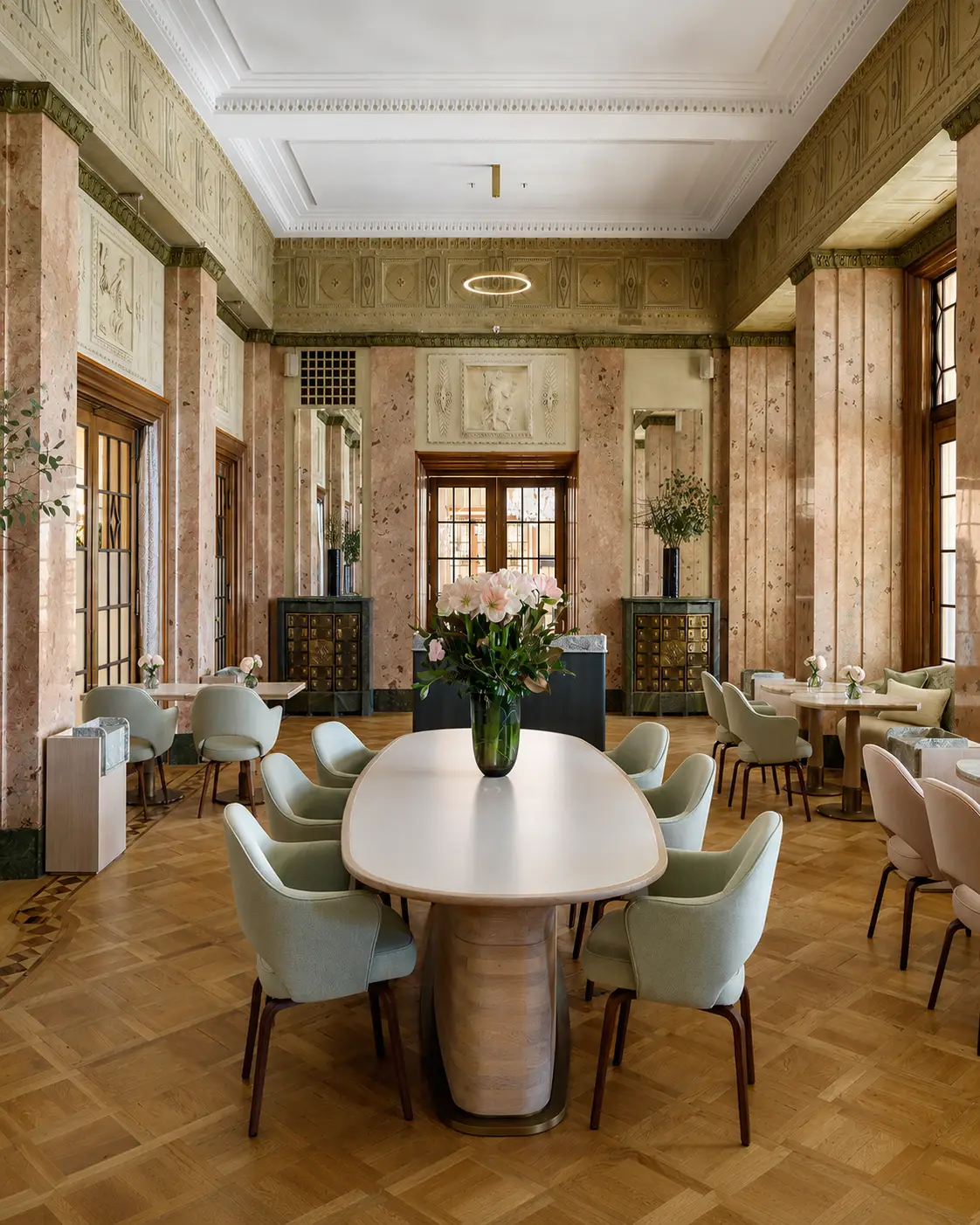 Elegantes Interieur eines gehobenen Restaurantbereichs — Website-Referenz für die Branding-Agentur Marianne Schmollgruber